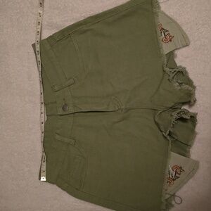 OLIVE GREEN EMBROIDERED SHORTS MEDIUM